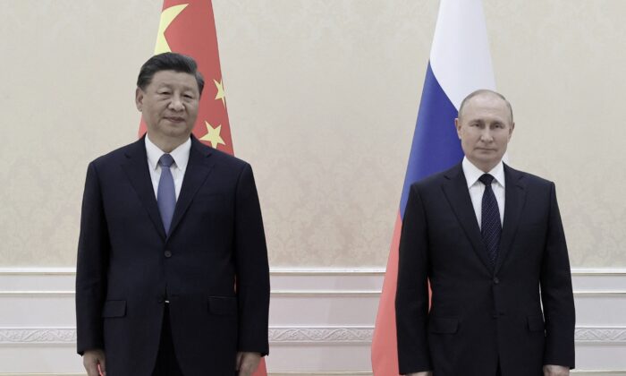 El líder chino, Xi Jinping (Izq.), y el presidente ruso, Vladimir Putin, posan para fotos al margen de la cumbre de líderes de la Organización de Cooperación de Shanghai (OCS), en Samarcanda, Uzbekistán, el 15 de septiembre de 2022. (Alexandr Demyanchuk/Sputnik/AFP a través de Getty Images)