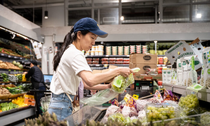 La gente compra en una tienda de comestibles, en la ciudad de Nueva York, el 31 de mayo de 2022. (Samira Bouaou/The Epoch Times)
