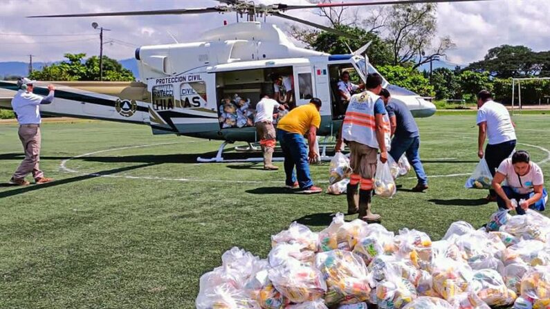 Un helicóptero de Protección Civil, es abastecido el 17 de octubre de 2022 con despensas para ayudar a los afectados por la fuertes lluvias, en el municipio de Pichucalco, en el estado de Chiapas (México). EFE/Carlos López