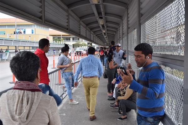 Cubanos bloqueados en la frontera entre México y Estados Unidos se preparan para ser deportados. Imagen de archivo. EFE/Alex Segura Lozano

