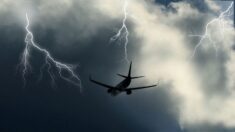 Video de pasajeros atravesando una tormenta parece «película de terror», avión aterrizó de emergencia