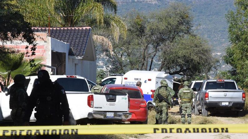 Miembros del Ejército mexicano y peritos forenses trabajan en la zona donde ha tenido lugar un asesinato de una familia el 25 de octubre de 2022, en la ciudad de León, en Guanajuato (México). EFE/ Fernando Velázquez