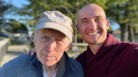 Hijo deja todo para cuidar a su padre con Parkinson y evitar que vaya a un asilo de ancianos