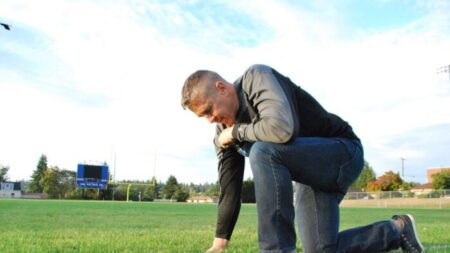 Entrenador despedido por rezar en campo de fútbol será reintegrado en marzo de 2023