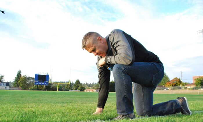 El entrenador Joe Kennedy rezando en un campo de fútbol. (Cortesía del Instituto First Liberty)
