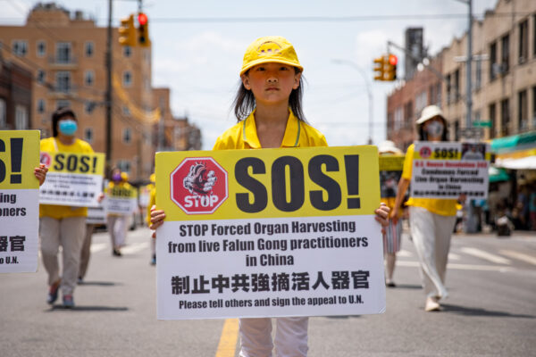 Practicantes de Falun Gong participan en un desfile que marca los 22 años de la persecución en China a su disciplina espiritual, en Brooklyn, Nueva York, el 18 de julio de 2021. (Chung I Ho/The Epoch Times)
