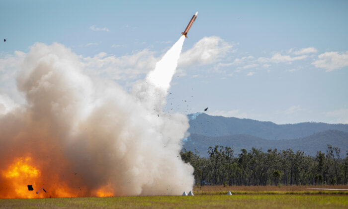 Soldados del Batallón de Artillería de Defensa Aérea 1-1 disparan un misil Patriot durante el Ejercicio Talisman Sabre 2021 en Camp Growl en Queensland, Australia, el 16 de julio de 2021. (Foto del Ejército de EE. UU. por el Mayor Trevor Wild, 38th ADA BDE Public Affairs)