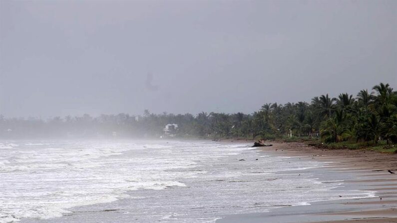 Fotografía de archivo del fuerte oleaje tras el paso de un ciclón. EFE/Aarón García