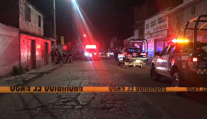 Miembros de la Guardia Nacional y de la Policía Municipal acordonan la zona donde fueron asesinadas 12 personas en la ciudad de Irapuato, estado de Guanajuato, México, 15 de octubre de 2022.  EFE/Str