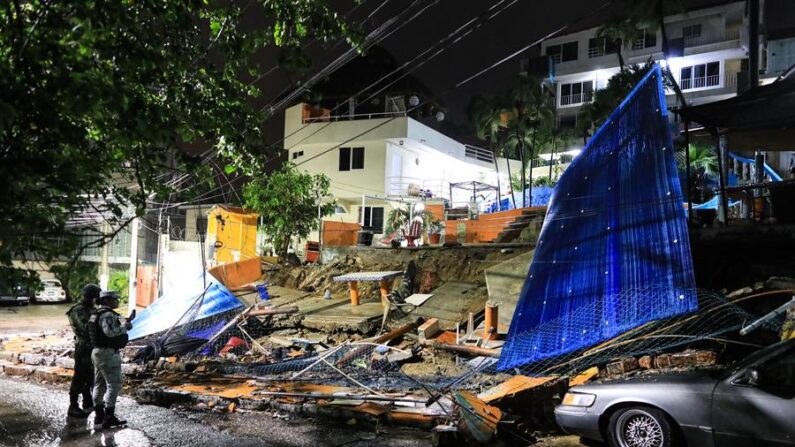 Fotografía de escombros tras un colapso en un condominio debido a las fuertes lluvias de la tormenta tropical Karl, en Acapulco, Guerrero (México). EFE/David Guzmán