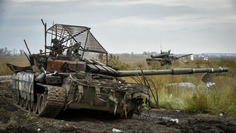 Un tanque ruso es abandonado en una ofrensiva ucraniana en la región de Jarkiv. EFE/EPA/Oleg Petrasyuk