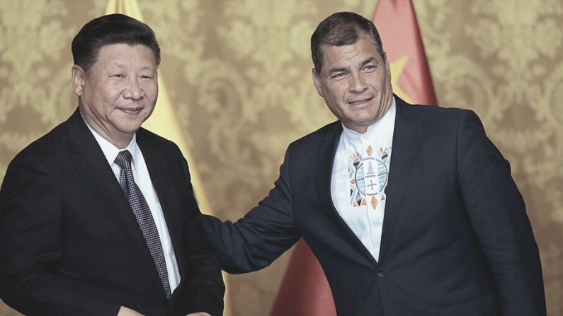 El líder chino Xi Jinping (Izq.) y el expresidente ecuatoriano Rafael Correa hacen un gesto tras una rueda de prensa conjunta en el palacio presidencial de Carondelet, en Quito, el 17 de noviembre de 2016. (JUAN CEVALLOS/AFP vía Getty Images)