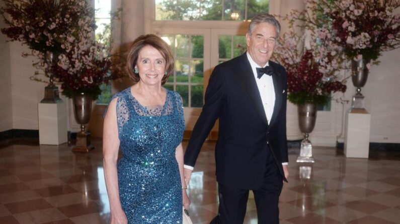 La líder del partido Demócrata Nancy Pelosi (i) y su esposo Paul Pelosi, en una fotografía de archivo. EFE/Olivier Douliery / POOL