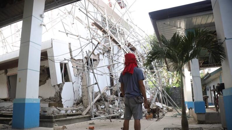 Al terremoto, que se registró alrededor de las 23.00 horas (GMT+8), le sucedieron numerosas réplicas de menor magnitud que ocurrieron a lo largo de la madrugada y la mañana de este miércoles. EFE/EPA/Bernie Sipin De La Cruz 