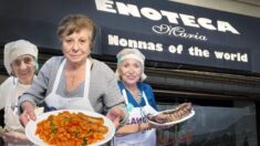 Restaurante contrata a abuelas del mundo para que cocinen platos típicos para celebrar cada cultura