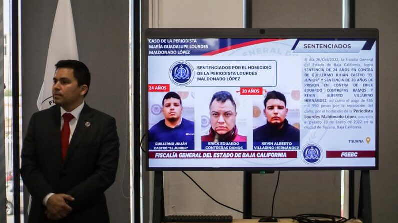 Fotografía que muestra en una pantalla a los presuntos asesinos de la periodista Lourdes Maldonado, durante una conferencia de prensa el 27 de octubre de 2022, en Tijuana (México). EFE/Joebeth Terriquez