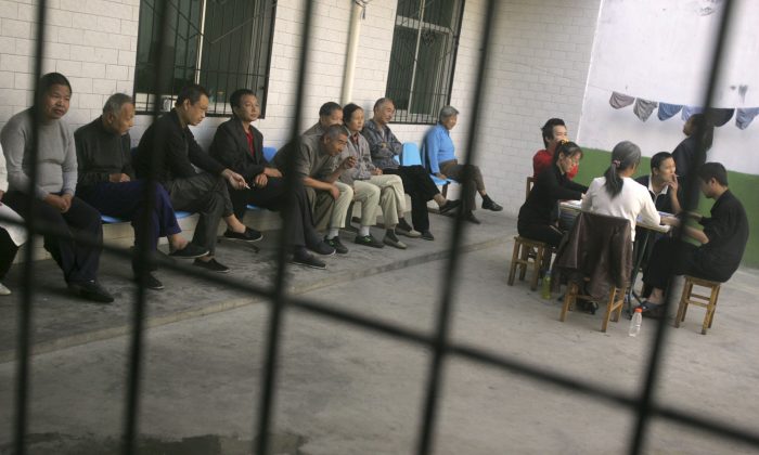 Pacientes dentro de un hospital psiquiátrico en Xian, en la provincia de Shaanxi, China, el 8 de octubre de 2006. Están aumentando los informes sobre personas cuerdas que son llevadas a la fuerza a hospitales psiquiátricos en China después de quejarse de las autoridades. (Fotos de China/Getty Images)
