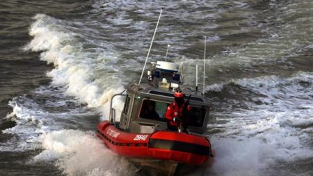 Guardia Costera de EE.UU. rescata a 8 niños migrantes abandonados en balsa en el río Grande