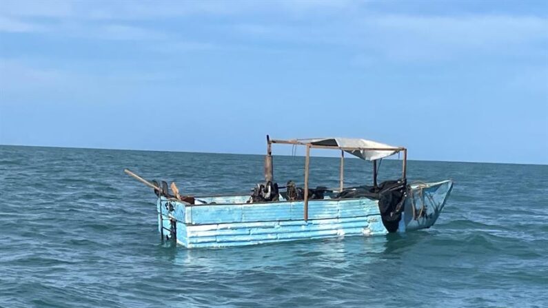 Fotografía cedida por la Guardia Costera de Estados Unidos donde se aprecia una embarcación rústica encontrada por los guardacostas de Key West el 10 de octubre, a unas 5 millas (8 km) al suroeste de los Cayos Marquesas, Florida (EE.UU.). EFE/Guardia Costera EE.UU./Archivo