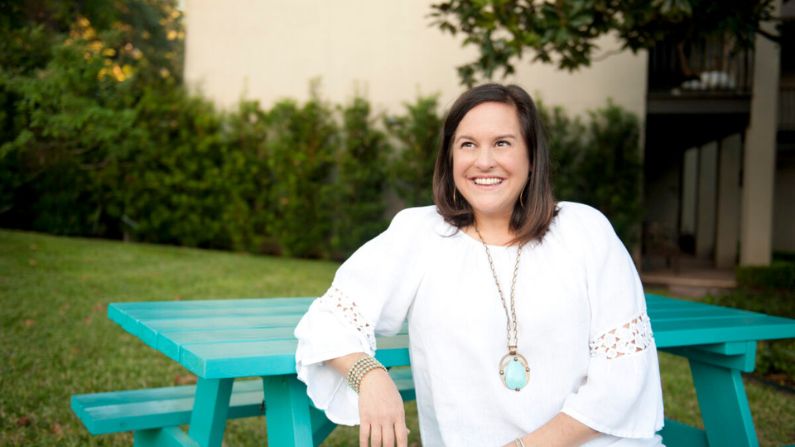 Kristin Schell, autora y fundadora del movimiento "La mesa turquesa" y "La gente del patio", se sienta en su propia mesa turquesa. (Cortesía de Kristin Schell)