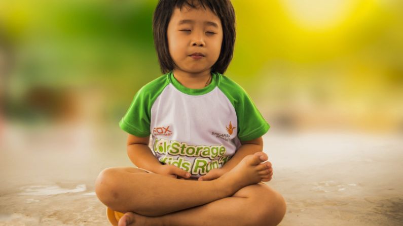 Los niños que meditan activamente experimentan una menor actividad en las partes del cerebro involucradas en la rumiación, la divagación mental y la depresión. (Pixabay/  truthseeker08)