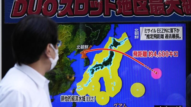 Un hombre mira una infografía sobre el lanzamiento de un misil balístico de Corea del Norte que sobrevoló territorio japonés el 4 de octubre de 2022 en Tokio (Japón). EFE/ Kimimasa Mayama