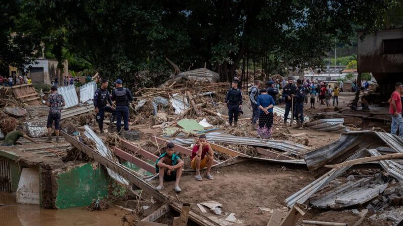 Habitantes de los alrededores de la quebrada (río) Los Patos, estado Aragua, observan las inundaciones en Tejerías (Venezuela). EFE/ Rayner Peña R.