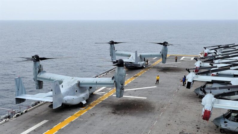 Imagen que muestra a un avión estadounidense MV-22 Osprey participando en unas maniobras aéreas conjuntas de logística de las fuerzas armadas de Corea del Sur y EE.UU. para practicar contra un posible ataque de Corea del Norte, en la ciudad portuaria de Pohang, en Corea del Sur. EFE/Kim Nam-Ho