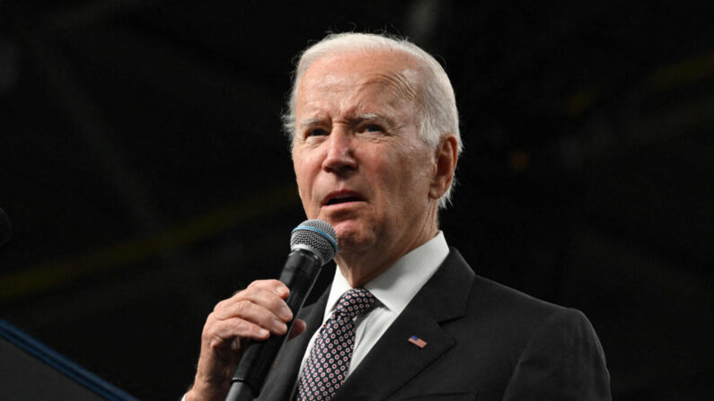 El presidente Joe Biden pronuncia un discurso en las instalaciones de IBM en Poughkeepsie, Nueva York, el 6 de octubre de 2022. (Mandel Ngan/AFP vía Getty Images)
