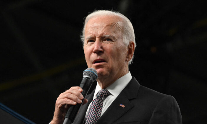 El presidente Joe Biden pronuncia un discurso en las instalaciones de IBM, en Poughkeepsie, Nueva York, el 6 de octubre de 2022. (Mandel Ngan/AFP vía Getty Images)
