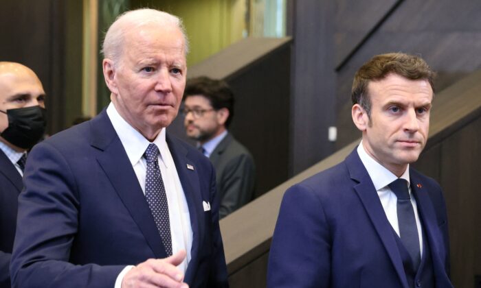 El presidente de Estados Unidos, Joe Biden (izq.), y el presidente de Francia, Emmanuel Macron, llegan para asistir a una reunión del Consejo del Atlántico Norte durante una cumbre de la OTAN, en Bruselas, el 24 de marzo de 2022. (Thomas Coex/AFP vía Getty Images)
