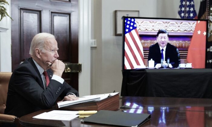 El presidente de los Estados Unidos, Joe Biden, se reúne con el líder chino Xi Jinping, durante una cumbre virtual desde la Sala Roosevelt de la Casa Blanca en Washington el 15 de noviembre de 2021. (Mandel Ngan/AFP vía Getty Images)