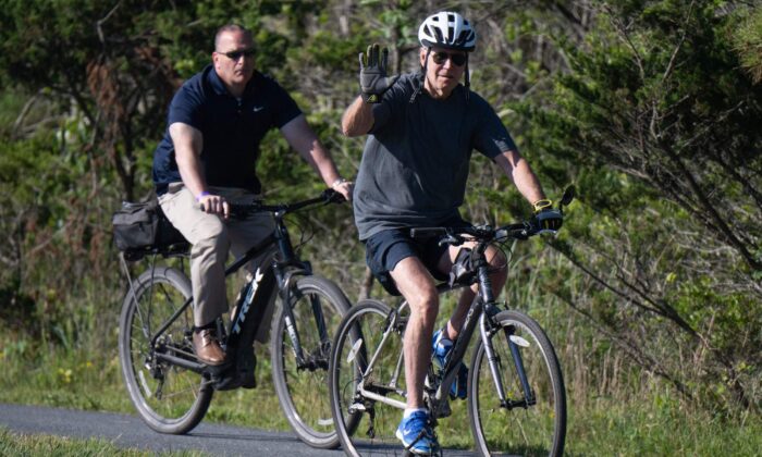 El presidente de Estados Unidos, Joe Biden, monta su bicicleta en el Parque Estatal Gordon's Pond en Rehoboth Beach, Delaware, el 18 de junio de 2022. (Foto de SAUL LOEB/AFP vía Getty Images)