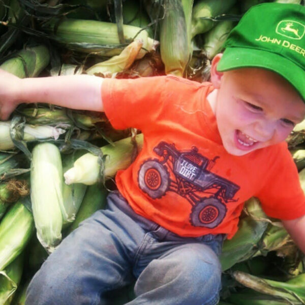Brayden a los 2 años en la granja de su abuelo (Cortesía de Kari Nadeau)