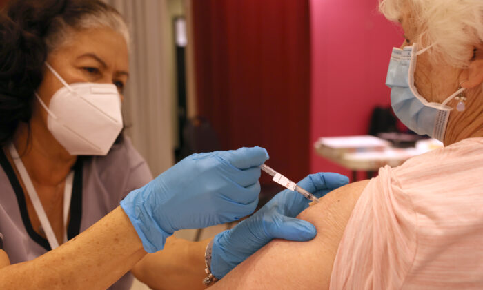 Una enfermera administra una vacuna de refuerzo contra el COVID-19 en una clínica de vacunación contra el COVID, en San Rafael, California, el 6 de abril de 2022. (Justin Sullivan/Getty Images)
