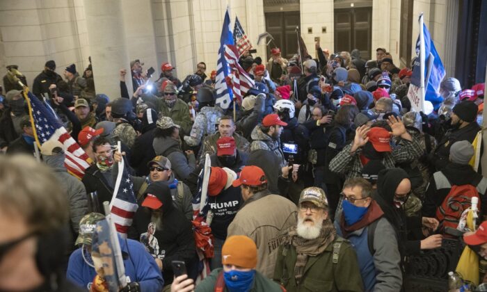 Manifestantes que apoyan al presidente de EE. UU., Donald Trump, se reúnen cerca de la puerta principal este del Capitolio de EE. UU. luego de que grupos irrumpieran la seguridad del edificio en Washington, el 6 de enero de 2021. (Win McNamee/Getty Images)