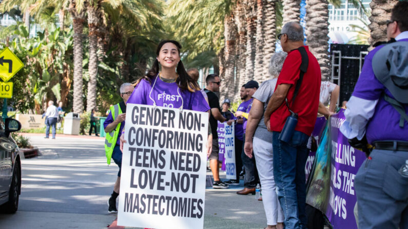 Chloe Cole participa en una manifestación en Anaheim, California, el 8 de octubre de 2022. (John Fredricks/The Epoch Times)
