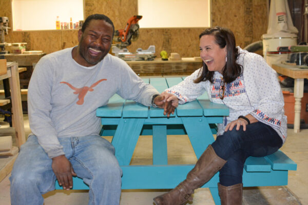 Kristin Schell con un empleado del proyecto ReWork de Austin, un programa de empleo que emplea a hombres y mujeres que salen de la indigencia para construir mesas de picnic de madera. (Cortesía de Kristin Schell)
