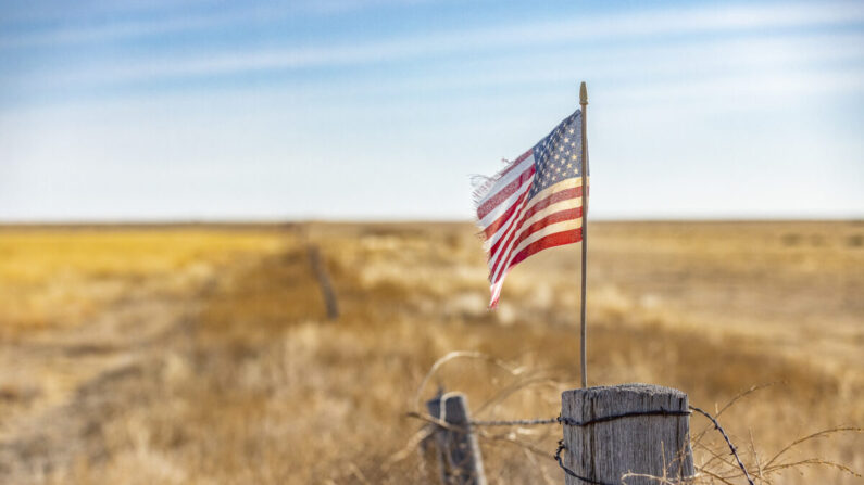 Una bandera estadounidense ondea en el borde de una granja en las afueras de Walsh, Colorado, el 6 de diciembre de 2021. (John Fredricks/The Epoch Times)
