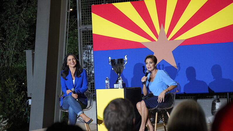 La ex representante estadounidense Tulsi Gabbard, de Hawái (izquierda), se reúne con la candidata a gobernadora de Arizona Kari Lake (derecha) durante un acto de campaña en Chandler, Arizona, el 18 de octubre de 2022. (Allan Stein/The Epoch Times)
