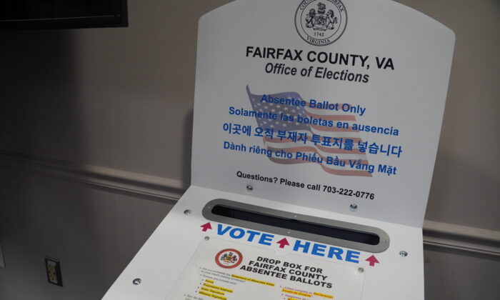La votación anticipada para las elecciones intermedias comenzó en Virginia el 23 de septiembre. Un buzón de votación en ausencia dentro del Centro de Gobierno del Condado de Fairfax, un sitio de votación anticipada, en Fairfax, Virginia, el 7 de octubre de 2022. (Terri Wu/The Epoch Times)
