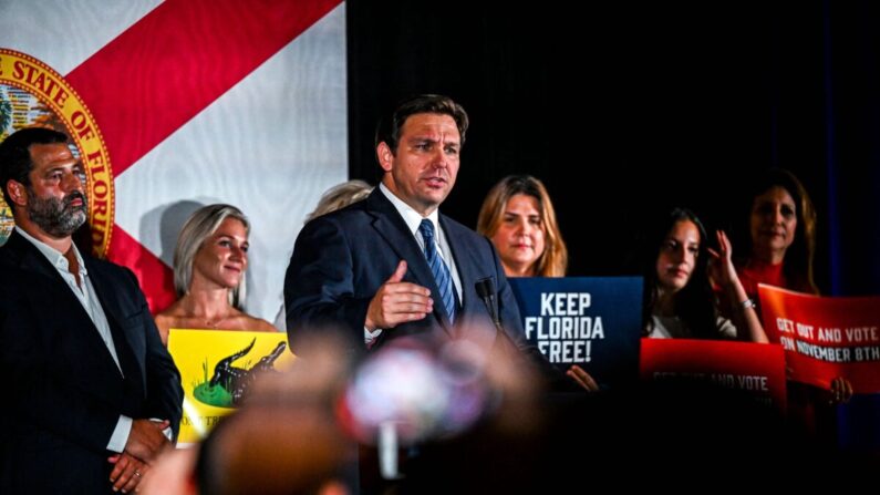 El gobernador de Florida Ron DeSantis (C) habla durante un evento de la noche de las elecciones primarias en Hialeah, Florida, el 23 de agosto de 2022. (Chandan Khanna/AFP vía Getty Images)
