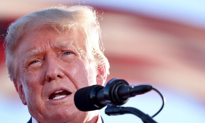 El expresidente de Estados Unidos, Donald Trump, habla en un mitin en Mesa, Arizona, el 9 de octubre de 2022. (Mario Tama/Getty Images)