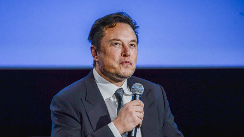 Elon Musk, director ejecutivo de Tesla, mira hacia arriba mientras se dirige a los invitados en la reunión de Offshore Northern Seas 2022 (ONS) en Stavanger, Noruega, el 29 de agosto de 2022. (Carina Johansen/NTB/AFP vía Getty Images)
