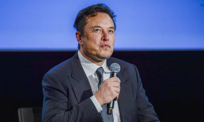 Elon Musk, CEO de Tesla, se dirige a los invitados de la reunión Offshore Northern Seas 2022 (ONS) en Stavanger, Noruega, el 29 de agosto de 2022. (Carina Johansen/NTB/AFP vía Getty Images)