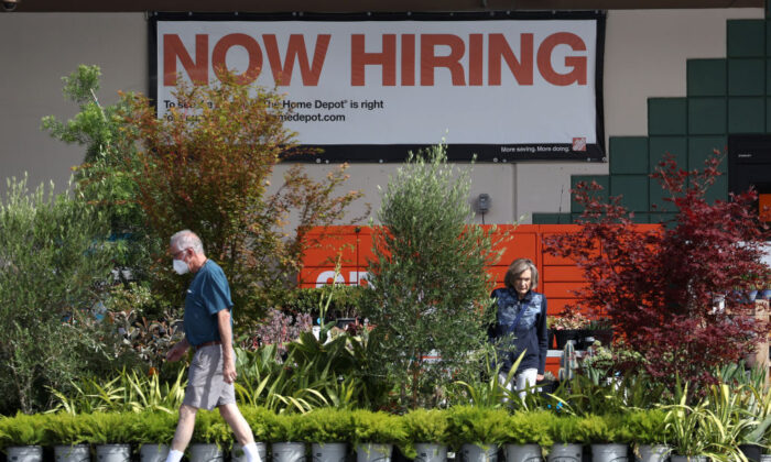 Un cartel de oferta de empleo en una tienda de Home Depot, en San Rafael, California, el 5 de agosto de 2022. (Justin Sullivan/Getty Images)
