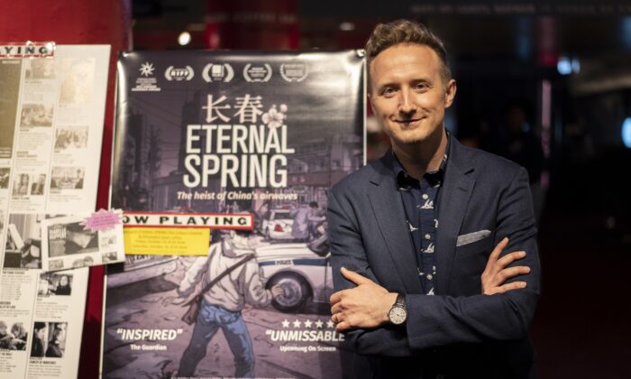 Jason Loftus, director del documental "Eternal Spring" en la proyección de una película en el Film Forum de Manhattan, ciudad de Nueva York, el 14 de octubre de 2022. (Chung I Ho/The Epoch Times)
