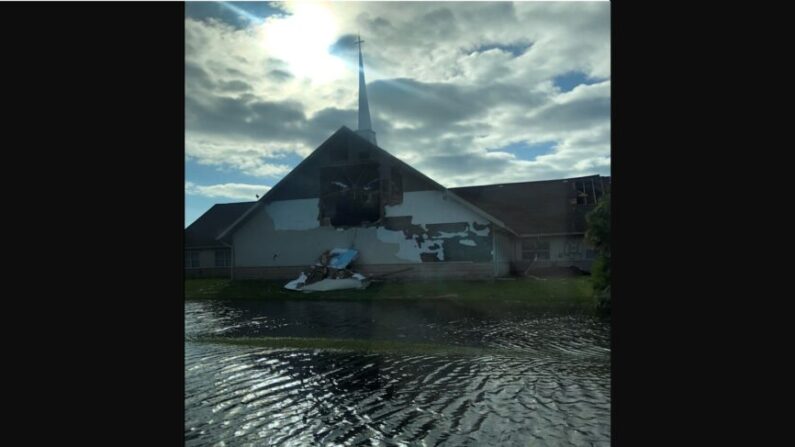 Foto de lo que queda de la iglesia luterana Hope en la calle inundada de la comunidad de Gulf Cove en Port Charlotte, Florida, tras el paso del huracán Ian el 29 de septiembre de 2022. (Cortesía de Michelle Chacon)
