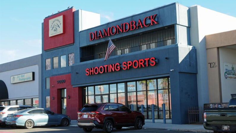 Vista de la fachada de la tienda Diamondback Shootings Sports, uno de los cinco negocios de venta de armas señalados en una demanda del Gobierno de México, ubicado en la ciudad de Tucson, Arizona (EE.UU.). EFE/María León
