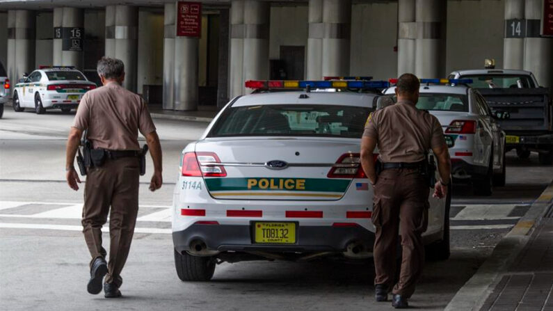 Policías caminan en las Instalaciones del Aeropuerto Internacional de Miami. Imagen de archivo. EFE/Giorgio Viera